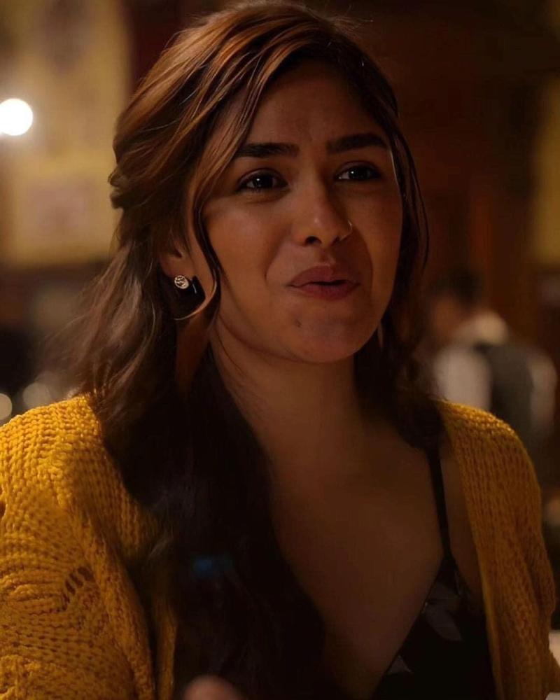 mrunal-thakur-cute-expression